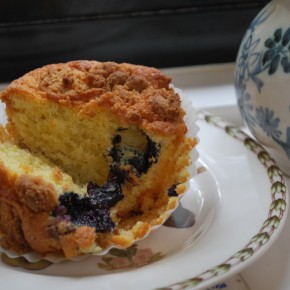 Lemon & Blueberry Cupcakes with Almond Streusel Topping Lemon & Blueberry Cupcakes with Almond Streusel Topping