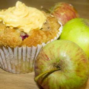 Apple & Blackberry Crumble Cupcakes with Custard Frosting Apple & Blackberry Crumble Cupcakes with Custard Frosting